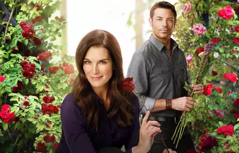 Din 6 decembrie, AXN va difuza seria de filme „Misterul din florărie”, cu Brooke Shields în rol principal