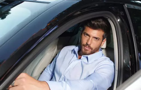 Can Yaman filmează pe străzile Romei și dezlănțuie nebunia printre fanii săi