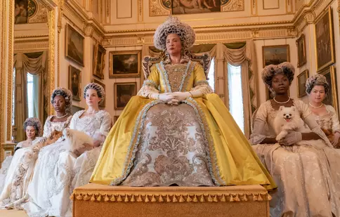 „Bridgerton”. Cum s-a transformat un pariu îndrăzneț în cel mai vizionat serial Netflix