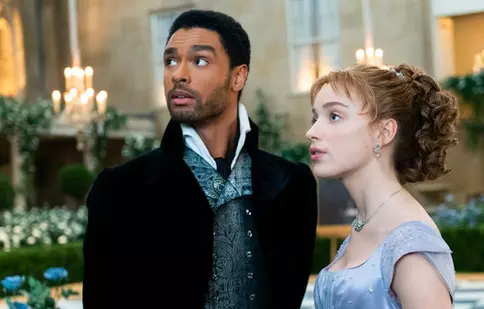 Phoebe Dynevor și Regé-Jean Page ar forma un cuplu. Ce spune actorul despre aceste zvonuri