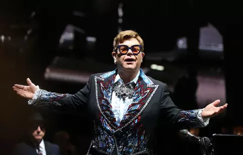 Sir Elton John va fi protagonistul unui documentar Netflix