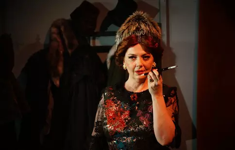 TVR 1 transmite în premieră filmul românesc „Mantaua”, cu Virgil Ogășanu și Emilia Popescu, în regia lui Alexandru Lustig