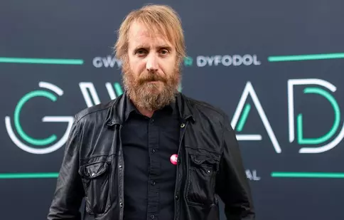 Rhys Ifans va fi Mâna Regelui în noul serial „House of the Dragon”