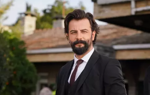 O ia pe urmele iubitei sale, Özge Yağiz? Gökberk Demirci, zvonuri că iese din serialul „Jurământul”