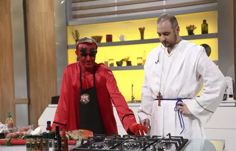 „Chefi la cuțite”. Comedianţii Ionuţ Rusu şi Andrei Ciobanu, printre invitaţii speciali de astăzi