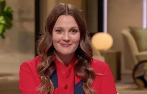 FOTO. Drew Barrymore s-a plimbat prin New York în picioarele goale la 3 grade