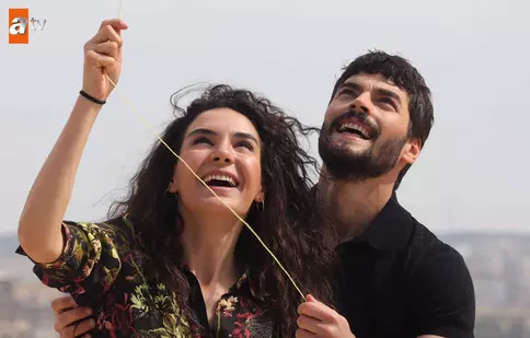 Cam multe scandaluri la filmările pentru „Hercai”! De ce s-ar face vinovați cei doi actori principali, Akın Akınözü și Ebru Şahin