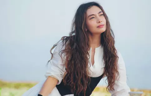 Actrița Neslihan Atagül („Dragoste infinită”), acuzată că și-a mințit fanii