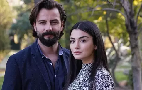 Özge Yağiz și Gökberk Demirci, adică Reyhan și Emir din serialul „Jurământul”, curtați să facă un film împreună