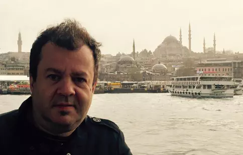 Dragoș Moștenescu, din serialul „La Bloc”, s-a mutat în Londra. Cu ce se ocupă actorul acum