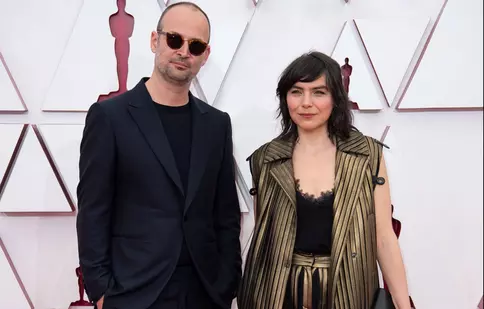 Prima apariție românească la Oscaruri. Ce designer a creat ținuta purtată de producătoarea „Colectiv”