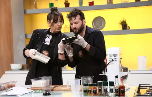 Chefi la cuțite 27 aprilie 2021. Invitații speciali ai serii, Cocuța și Bogdan Boantă, le fac o surpriză chefilor