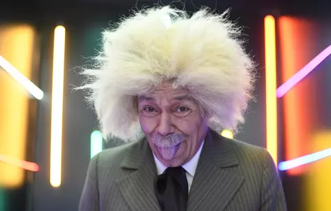 Un nou roast istoric la iUmor. O vedetă Antena 1 se transformă astăzi în Einstein