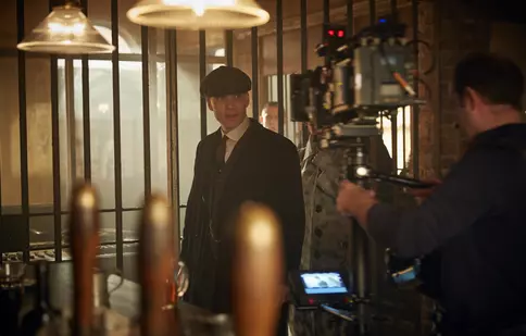 Fanilor li se pregătește sezonul al șaselea din „Peaky Blinders”, dar e preconizat și un lungmetraj după serial