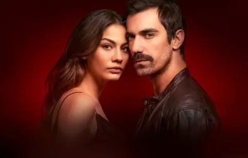 Ce mai fac Demet Özdemir și Ibrahim Çelikkol, protagoniștii din „Prizoniera destinului”