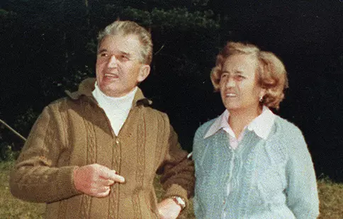 Fotografie rară a cuplului Ceaușescu, scoasă la licitație. Ce nu obișnuia să facă fostul dictator