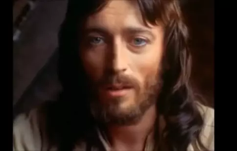 Cum arată în prezent Robert Powell, actorul care l-a jucat pe Iisus în miniseria „Iisus din Nazareth”