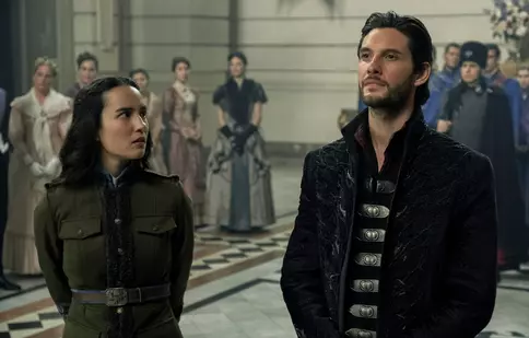 Un nou regat magic se înalță la orizont: serialul „Shadow and Bone” începe la Netflix