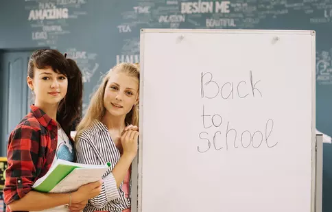 (P) Care sunt avantajele oferite de o tablă magnetică cu stand mobil?