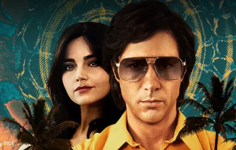 De astăzi, Netflix difuzează serialul „Șarpele”, povestea uluitoare a unor crime reale