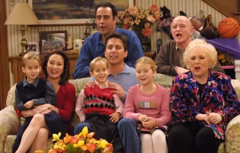 TVR 1 difuzează din 12 aprilie celebrul sitcom „Dragul de Raymond”