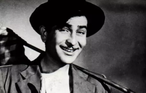 „Vagabondul” Raj Kapoor a făcut o avere din pasiunea lui pentru film. Pelicula este difuzată de Național, de Paște