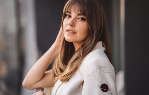 Pauza s-a terminat! Asli Enver a bătut palma cu Netflix pentru un film nou-nouț