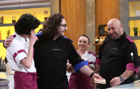Chefi la cuțite. Chef Scărlătescu, criză de nervi pe platoul de filmare: „Tu te-apuci să-mi tai unt?! Ești nebun?!”