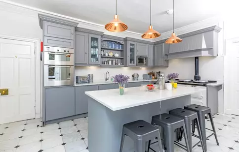 (P) Descoperă 5 trucuri ale designerilor pentru a decora o bucătărie inedită