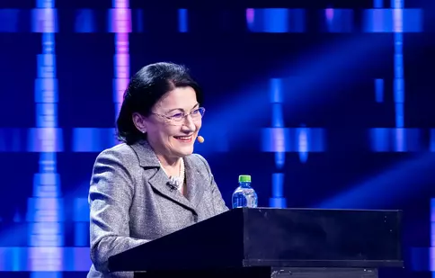 Ediție specială iUmor. Reacția Ecaterinei Andronescu după ce a citit cartea lui Bendeac și a ascultat melodiile lui Cheloo
