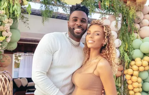 Jason Derulo și iubita sa, Jena Frumes, au devenit părinți. Ce nume au ales pentru primul copil