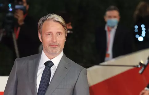 Ce spune Mads Mikkelsen despre rolul preluat de la Johnny Depp, din „Animale fantastice 3”
