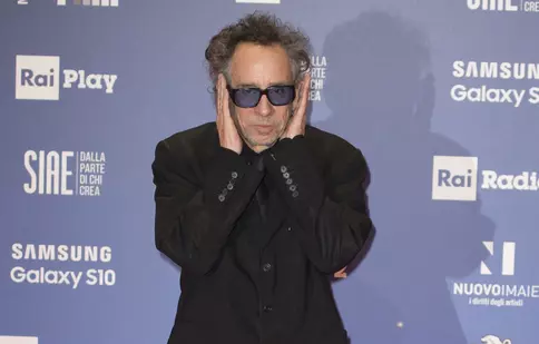 Tim Burton a venit în București. Regizorul va filma aici „Wednesday”, continuarea de la „The Addams Family”