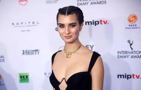 Tuba Büyüküstün a bătut palma cu Netflix pentru un nou serial. Iată detaliile!