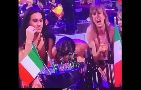 Solistul trupei italiene care a câștigat Eurovision 2021, acuzat că s-a drogat în direct