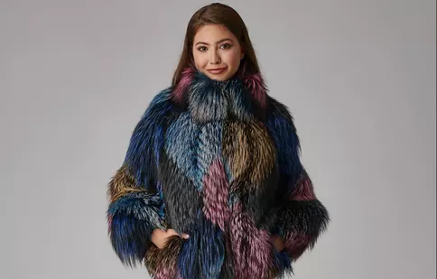 (P) Cauți o haină de blană naturală? Iată cele 3 piese pe care orice femeie elegantă și le dorește