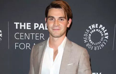 Actorul KJ Apa, cunoscut din serialul „Riverdale”, va deveni tată pentru prima oară