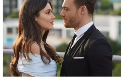Kerem Bürsin și Hande Erçel au vorbit de iubirea lor! Când revine la turci serialul în care joacă, „Sen Çal Kapimi”