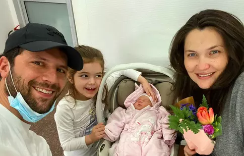 Adi Nartea, protagonistul serialului „Vlad”, și-a botezat fiica. Primele imagini de la eveniment