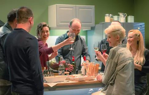 Premiera lungmetrajului „Complet necunoscuți”, adaptare realizată de Octavian Strunilă după celebrul „Perfetti Sconosciuti”, are loc la TIFF 2021