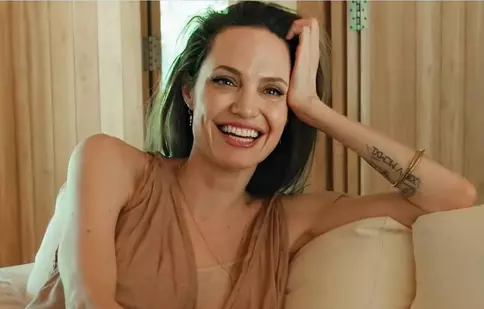 Actrița Angelina Jolie are tatuaj nou. Ce și-a tatuat ea pe braț