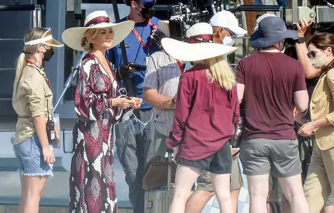 Au început filmările la „Knives Out 2”, în Grecia. Primele fotografii cu Kate Hudson și Daniel Craig