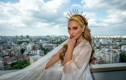 Transformare uimitoare pentru Iulia Vântur. A fost, pentru opt ore, Zeița Soarelui: „Eu sunt dependentă de soare”