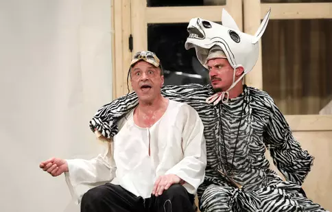 Premieră la TNB: „D-ale carnavalului”, un vârtej de încurcături de un umor vitriolant, în regia lui Alexandru Dabija