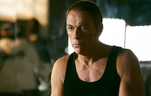Jean-Claude Van Damme ne dă întâlnire la Netflix, în comedia „Ultimul mercenar”