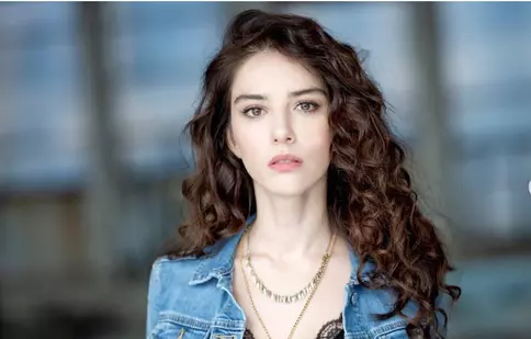 Cine este Özge Gürel, partenera lui Can Yaman din serialele „Dulce-amărui” și „Dl Greșeală”