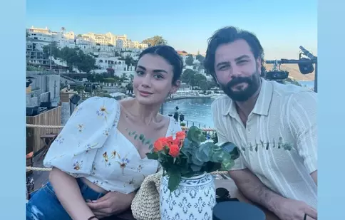 Cum îl tachinează Özge Yağız pe iubitul ei, Gökberk Demirci. Actorii din „Jurământul” se află în vacanță la Bodrum