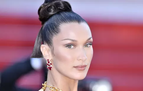 A purtat pe post de sutien o bijuterie. Bella Hadid, apariție spectaculoasă pe covorul roșu de la Cannes