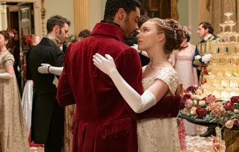 Filmările la sezonul 2 al serialului „Bridgerton” de la Netflix s-au oprit. Care este motivul