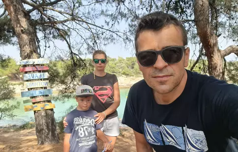 Florin Căruceru și-a învățat copilul să înoate în vacanța din Grecia